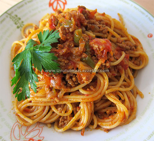 Spagetti Bolonez (Kıymalı Makarna)